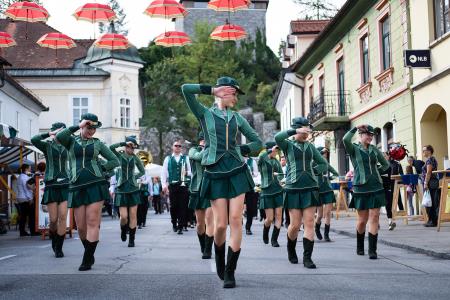 S soncem obsijan drugi festivalski dan 50. Dnevov narodnih noš in oblačilne dediščine v Kamniku (100)
